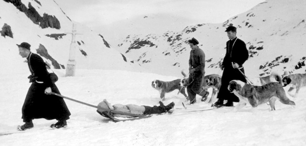 Μοναχοί και σκύλοι Αγίου Βερνάρδου μεταφέρουν τραυματισμένο ορειβάτη στις Ελβετικές Άλπεις (περ. το 1955)